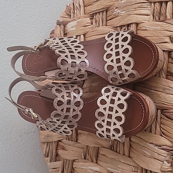 🌻 TORY BURCH NORI CORK WEDGE GOLD METALLIC SANDALS. - Picture 2 of 15